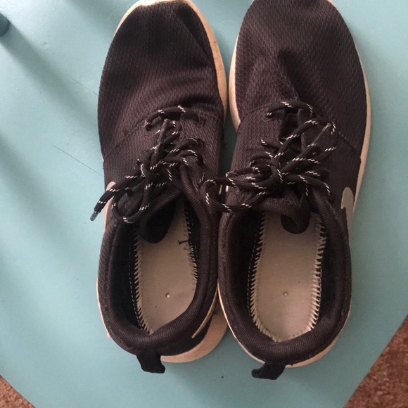 Black nike roshes - Picture 2 of 4